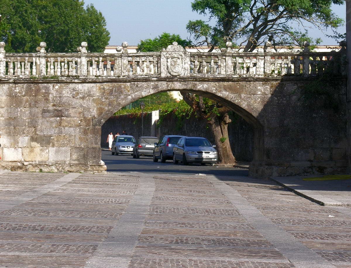 Stone bridge linking the Fefiñanes palace ensemble