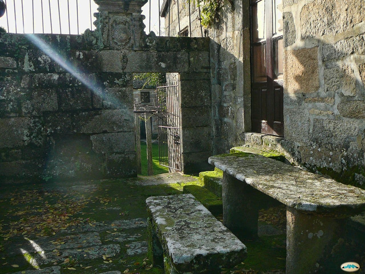 Stone passage and garden within the Palacio de Fefiñanes ensemble